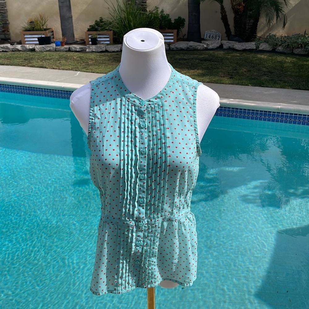 Light teal, breezy button-down sleeveless blouse with res hearts | Size S